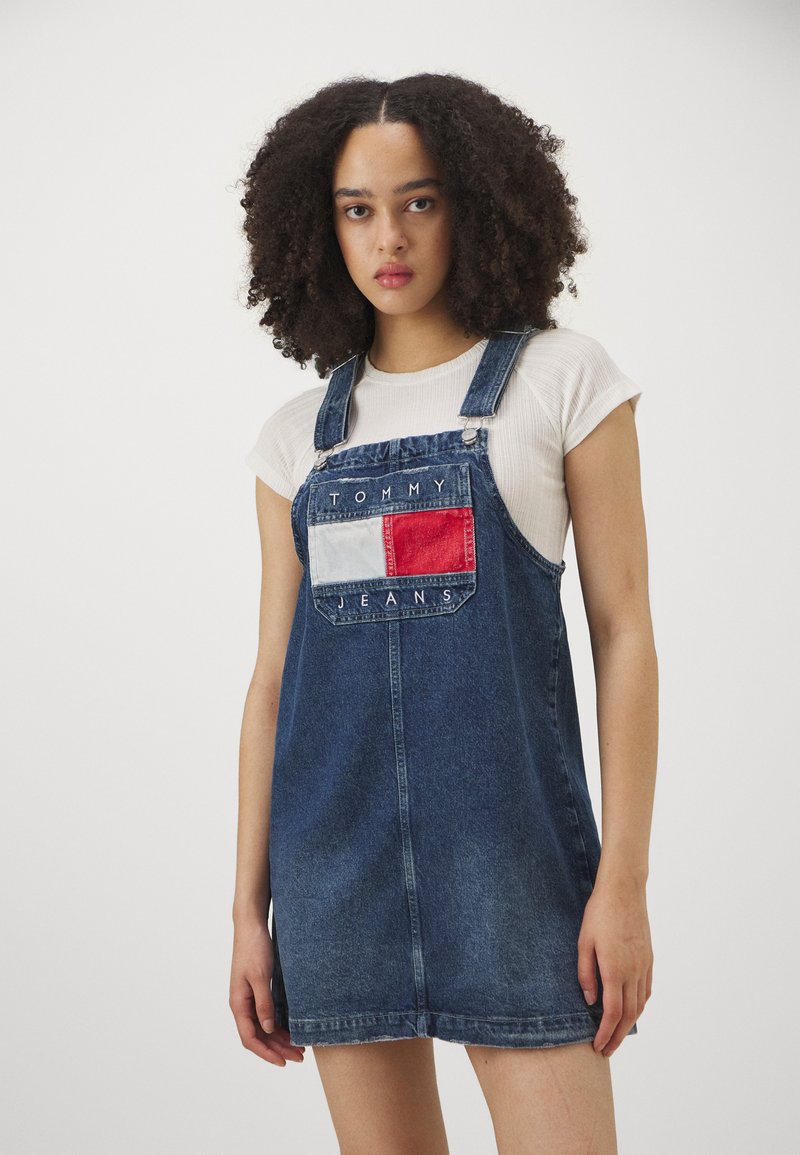 Tommy Jeans PINAFORE DRESS - Denimkjoler - denim medium