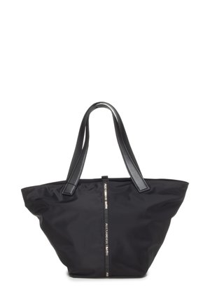 Borsa tote nera in nylon con manici in pelle, dotata di chiusura con zip e di un evidente dettaglio del logo metallico sul fronte. Design semplice e strutturato.