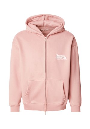 Roze hoodie met ritssluiting gemaakt van zachte stof, voorzien van een voorzak, geribbelde boorden en een grafische print op het linker borstgebied.