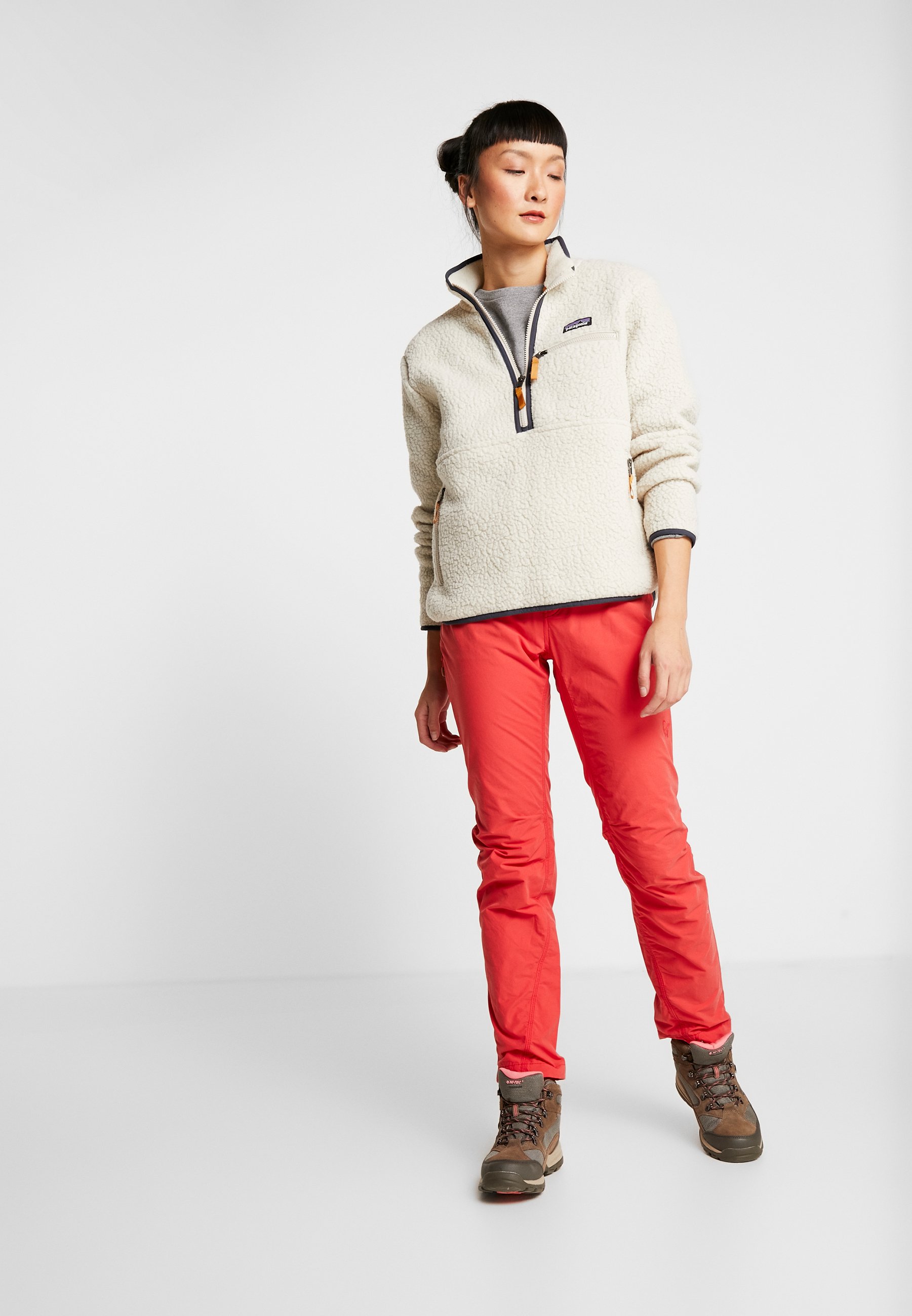 SVALBARD LIGHT PANTS Bukse crisp ruby SVALBARD LIGHT PANTS Bukse crisp ruby