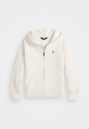Bela zip-up kapuca iz mehkega bombaža, ki ima sprednji žep, kapuco in majhen zeleni logotip na levem prsnem delu. Gladka tekstura.