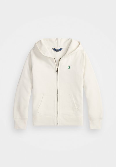 Fehér, cipzáros kapucnis pulóver, puha pamutból készült, elülső zsebbel, kapucnival és kis zöld logóval a bal mellrészen. Sima textúra.