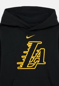 Μαύρη φούτερ μπλούζα με μεγάλο κίτρινο γράφημα "LA" στο στήθος, με το λογότυπο Nike. Μαλακό ύφασμα και κουκούλα με κορδόνι.