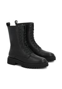 Mustad musta nahast lace-up sõjaväe saapaid, millel on ümmargune varvas, kõrge vars, tekstuuriga tald ja tagumine tõmme, mis tagab mugava selga panemise.
