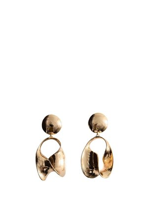 Uhani iz zlato obarvanega kovinskega materiala z abstraktnimi, zasukanimi odprtimi oblikami, ki visijo iz teksturiranih okroglih zatičev.