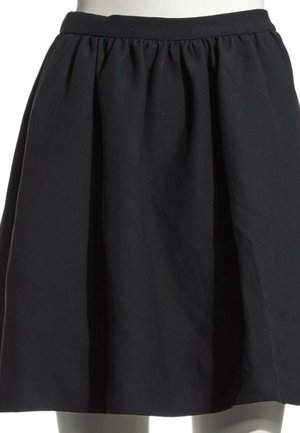 Jupe noire froncée avec large ceinture, longueur genoux sur un mannequin blanc.
