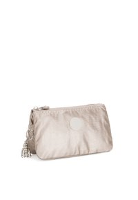 Lys beige nylon pouch med lynlås, cirkulært logo patch og metal nøglering charm formet som en blæksprutte. Glat, blød tekstur.