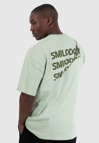 Smilodox MALIN - Triko s potiskem - hellgr�ün