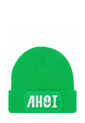 Grüner Strickmütze mit einem strukturierten Muster, versehen mit einem weißen Aufnäher, der den Text "AHOI" und eine Anker-Grafik zeigt.