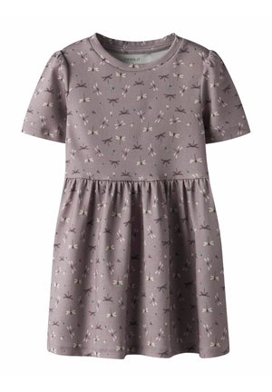 Lila Kurzarmkleid mit einem gerafften Rock, das ein Libellenmuster in hellen Farben und einen runden Ausschnitt aufweist. Weiche Stofftextur.