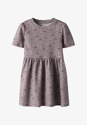 Fioletowa sukienka z krótkim rękawem i marszczonym dołem, zdobiona wzorem ważek w jasnych kolorach oraz okrągłym dekoltem. Miękka tekstura materiału.