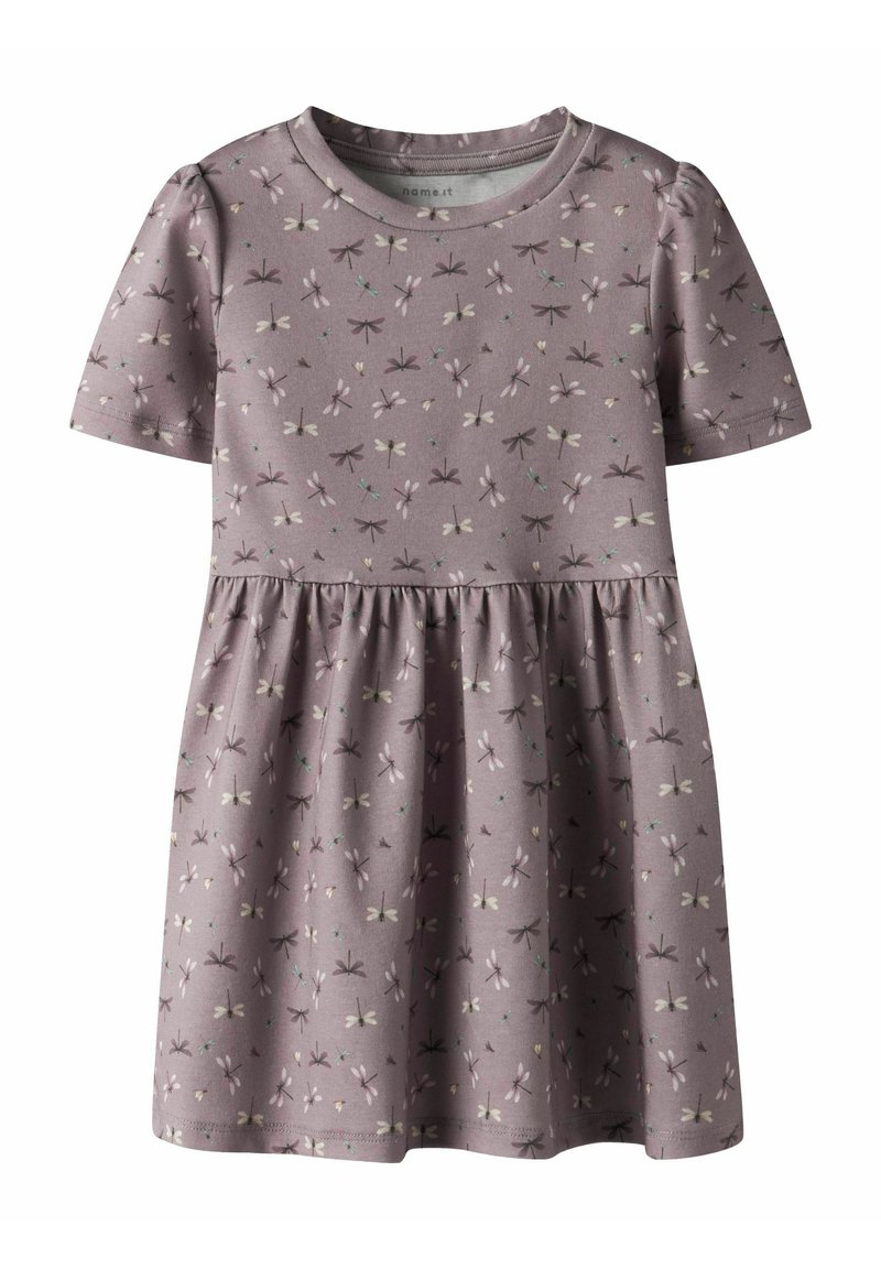 Robe violet à manches courtes avec une jupe froncée, ornée d'un motif de libellules dans des couleurs claires et d'un col rond. Tissu à texture douce.