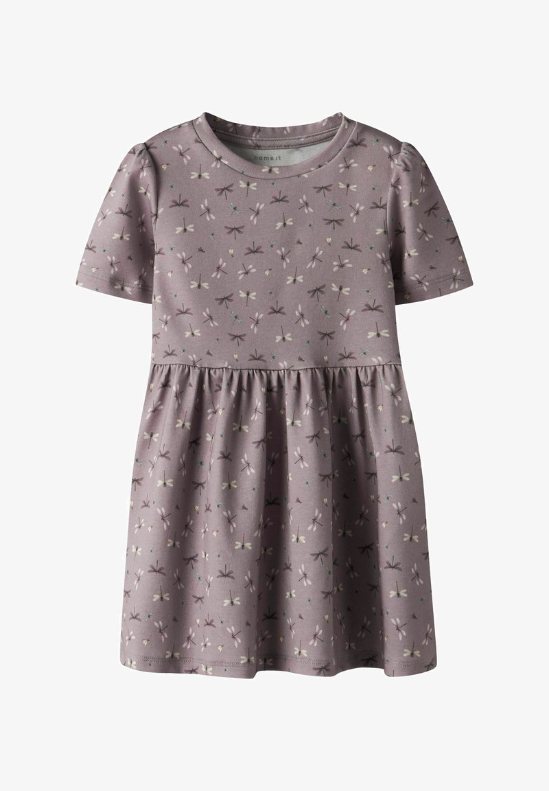 Abito corto viola a maniche corte con gonna arricciata, caratterizzato da un motivo a libellule in colori chiari e un collo rotondo. Texture del tessuto morbida.