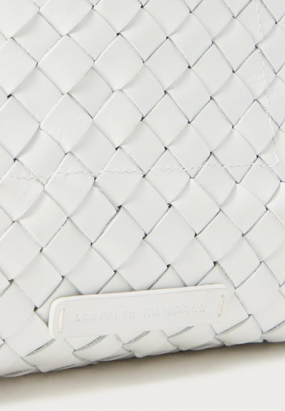 Weiße geflochtene Lederhandtasche in rechteckiger Form mit glatter Textur und einem kleinen Markenetikett an der Unterseite.