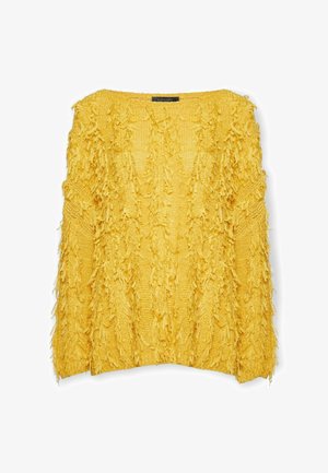 Gruby żółty sweter dziany z teksturowanymi, pionowymi frędzlami i okrągłym dekoltem, prezentowany na białym tle.