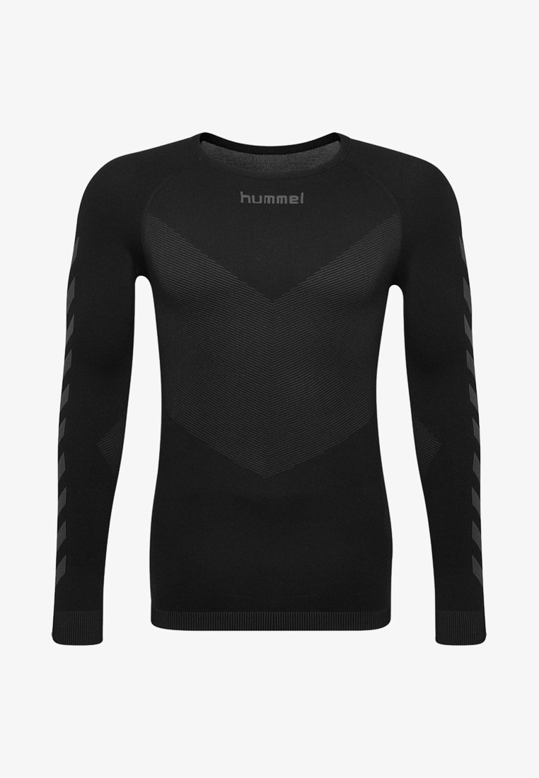 Zwarte sportshirt met lange mouwen van textuurstof, met een chevronpatroon aan de voorkant en strepen langs de mouwen. Hummel-logo in grijs.