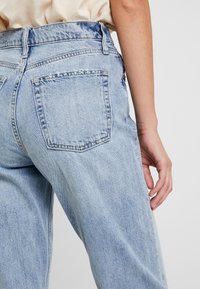 GAP Džíny Relaxed Fit - light-blue denim
