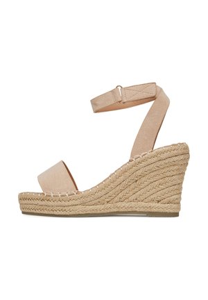 Sandalo zeppa beige con suola in corda intrecciata, cinturino aperto sulla punta e cinturino alla caviglia con chiusura a fibbia.