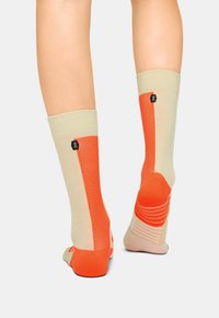 On PERFORMANCE HIGH - Sportzoknik - haze   flame