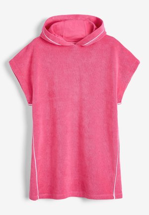 Różowy poncho ręcznikowy z kapturem, krótkimi rękawami i białą lamówką po bokach, zaprojektowany do łatwego noszenia i suszenia po pływaniu lub kąpieli.