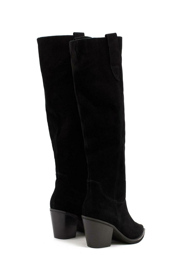 Czarne zamszowe kozaki do kolan z okrągłym noskiem i blokowym obcasem. Posiadają gładką teksturę oraz mały detal w postaci pętli na górze.