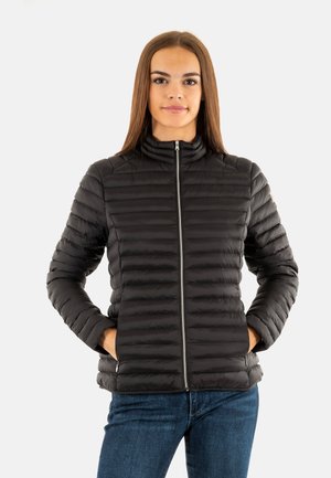 Zwarte gewatteerde jas met horizontale quilted design, hoge kraag, ritssluiting en zijzakken, gemaakt van glad, lichtgewicht materiaal.