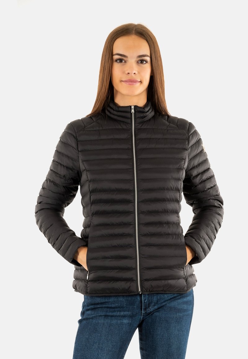 Chaqueta puffer negra con diseño acolchado horizontal, cuello alto, cierre con cremallera y bolsillos laterales, fabricada en un material suave y ligero.