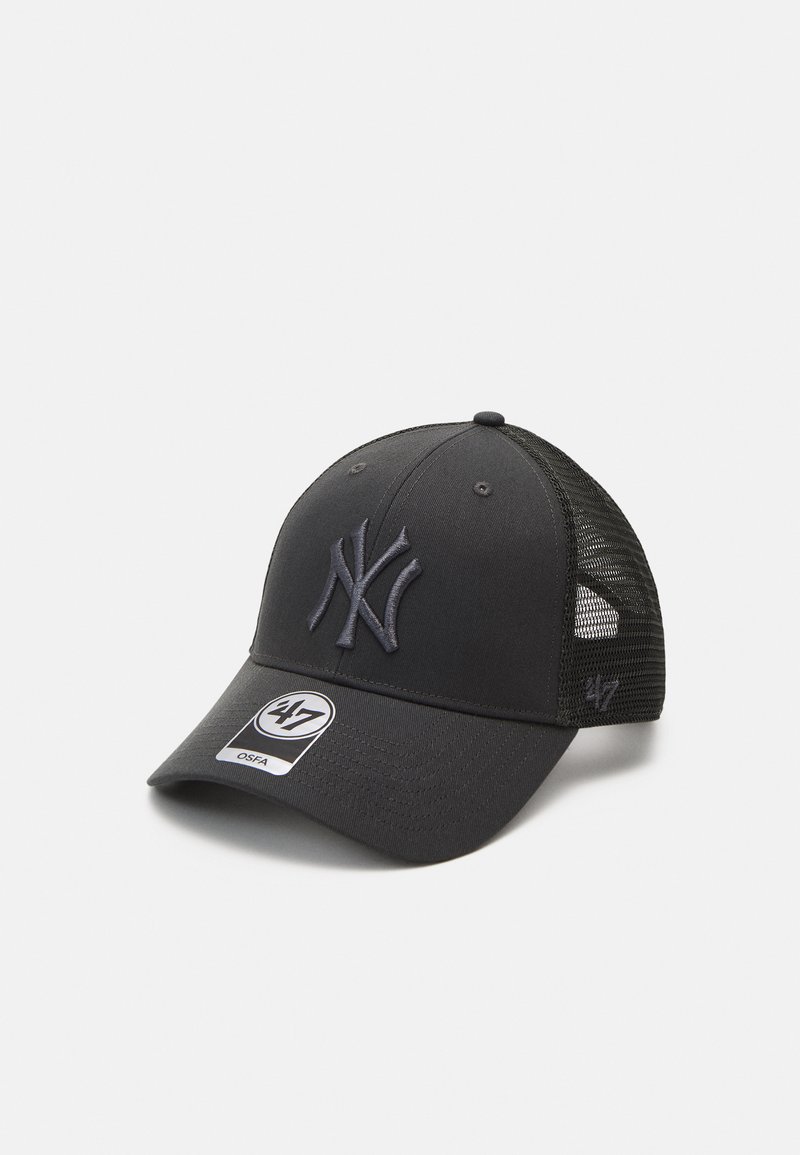 Căciulă neagră cu o coroană rotundă și o margine curbată. Are un logo brodat "NY" în gri, spate din plasă și o etichetă albă cu logo.