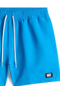 Blå badeshorts lavet af glat stof, med et sort Vans-logo mærkat, elastisk talje med snøre og hvide stribede accenter.