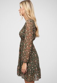 Cloud 5ive V-NECK MIT TAILLENGUMMIZUG - Rochie de zi - green