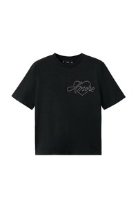 Crna pamučna majica kratkih rukava s okruglim izrezom, koja sadrži dizajn u obliku srca napravljenog od srebrnih zakovica na lijevoj strani grudi.