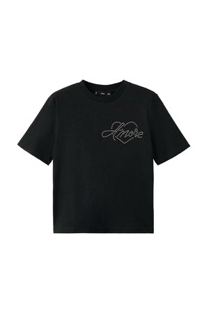 Črna bombažna majica s kratkimi rokavi in krožnim izrezom, ki na levem prsnem delu prikazuje srčasto obliko, okrašeno s srebrnimi žebljički.