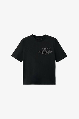 Črna bombažna majica s kratkimi rokavi in krožnim izrezom, ki na levem prsnem delu prikazuje srčasto obliko, okrašeno s srebrnimi žebljički.