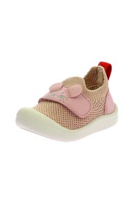 Zapato infantil de color rosa claro con parte superior de malla transpirable, presenta una correa de ante rosa con orejas de ratón y una lengüeta roja en el talón.