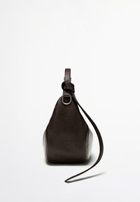 Tmavě hnědá kožená kabelka na zápěstí ve tvaru trojúhelníku se stříbrnou sponou na bílém pozadí.
