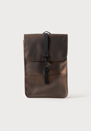 Sac à dos rectangulaire marron avec un rabat pliant fixé par une sangle verticale noire et une boucle sur un fond clair.