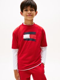 Tommy Hilfiger FLAG ARCHIVE - Potiskana majica - medium red