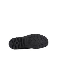Sole di scarpa in gomma nera con profonde scanalature, caratterizzata da scanalature orizzontali e diagonali. Superficie testurizzata con fori di ventilazione.