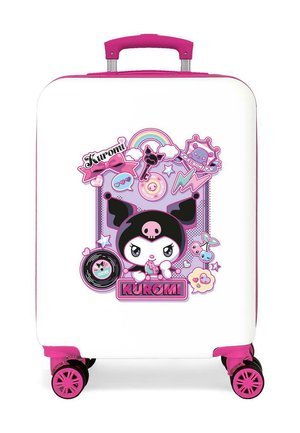 Maleta rígida blanca con asa y ruedas rosas, que presenta un personaje de dibujos animados central con orejas de murciélago, un motivo de calavera, un arcoíris y el texto "Kuromi".