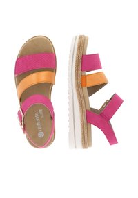 Sandali multicolori con cinturini sintetici rosa, arancione e beige; soletta imbottita; suola bianca con rilievi; chiusura con fibbia regolabile.