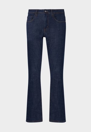 Jeans de brim azul escuro com corte flare, cintura média, cinco bolsos e costura contrastante. Textura suave com desgaste mínimo.