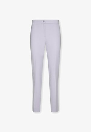 Pantalones a medida de color lavanda claro hechos de tela suave. Presentan un corte recto, cierre con botón y bolsillos delanteros. Diseño minimalista.