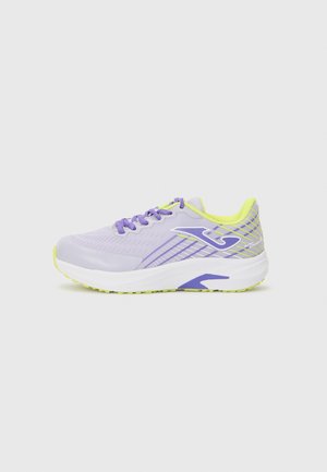 Zapatilla de correr de color púrpura claro con una parte superior transpirable y detalles amarillos, diseño texturizado y una suela blanca acolchada con una suela exterior verde.
