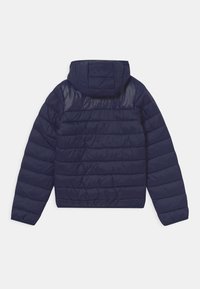 Mörkblå pufferjacka med huva, som har en quiltad design och en slät, glänsande yta. Längden är kort med åtsittande ärmar.