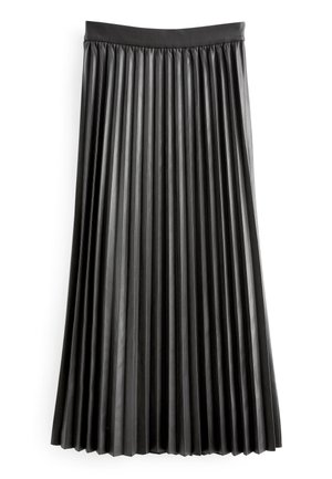 Zwarte geplooide midi-rok met een gladde tailleband, gemaakt van glanzende stof, plat weergegeven op een witte achtergrond.