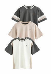 Tre t-shirt a maniche corte nei colori grigio, beige e bianco. Ognuna presenta maniche raglan a contrasto e un piccolo logo sul petto.