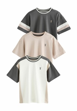 Drei kurzärmelige T-Shirts in Grau, Beige und Weiß. Jedes hat kontrastierende Raglanärmel und ein kleines Logo auf der Brust.