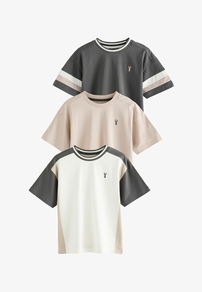 Drei kurzärmlige T-Shirts in Grau, Beige und Weiß mit kleinen Hirsch-Logos auf der Brust und gestreiften Kragen oder Ärmeln.