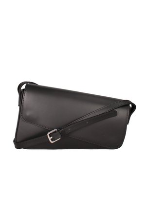 Borsa a tracolla in pelle nera con fibbia argento e tracolla regolabile, con design liscio, minimalista e chiusura a patta angolata.