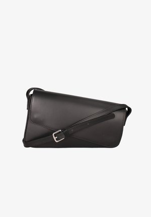Borsa a tracolla in pelle nera con fibbia argento e tracolla regolabile, con design liscio, minimalista e chiusura a patta angolata.